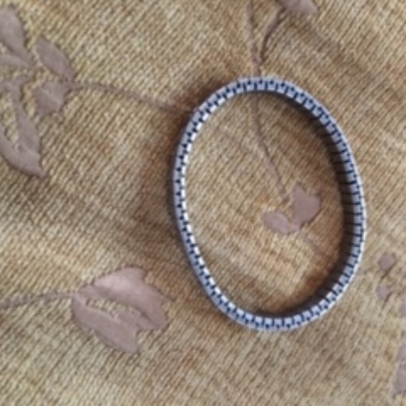 LOVELY SILVER EMBOSSED STRETCH BRACELET - Picture 3 of 3
